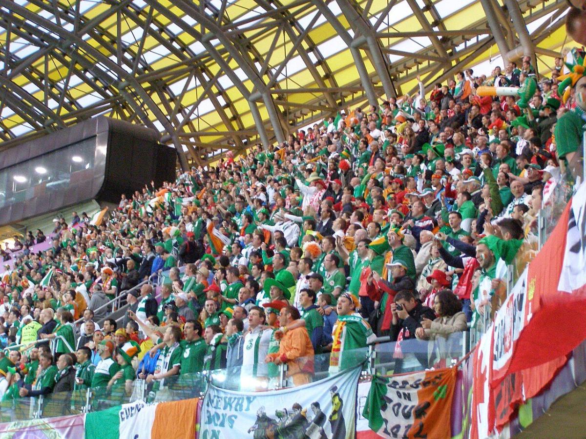 Torcida irlandesa de verde, com bandeiras, na arquibancada da Arena de Gdańsk durante a Euro 2012