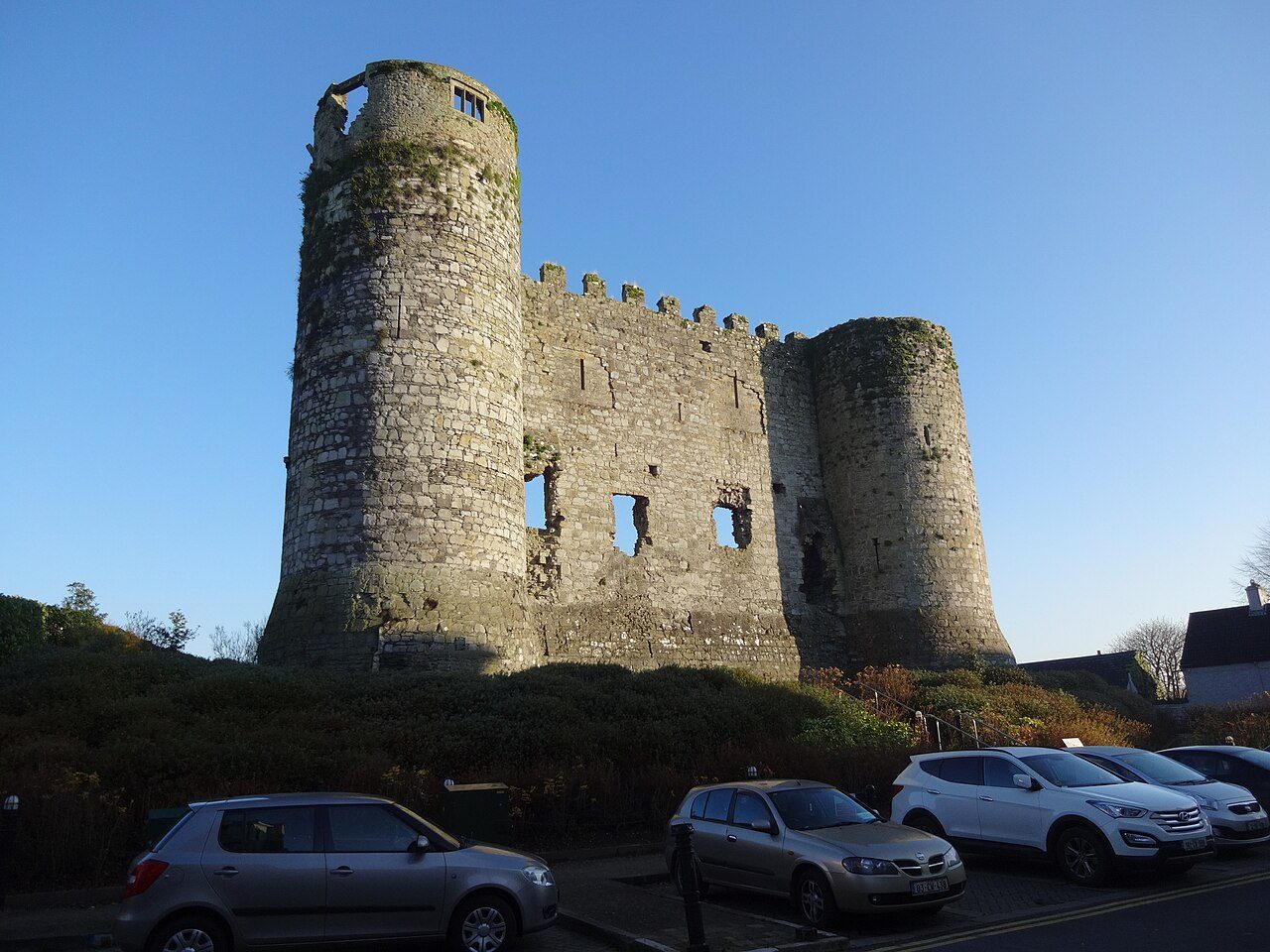 Ruínas do Castelo de Carlow, com suas duas torres redondas, sob céu azul