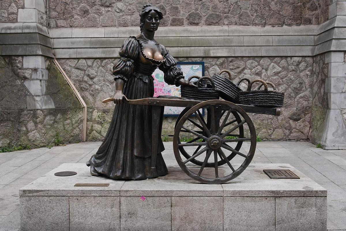 Estátua de bronze de Molly Malone com seu carrinho, em Dublin