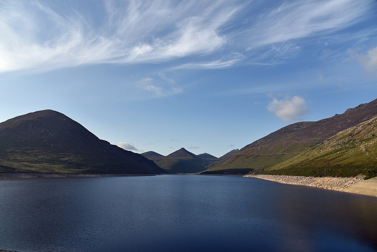 Lago do Silent Valley entre as Montanhas Mourne, no Condado de Down